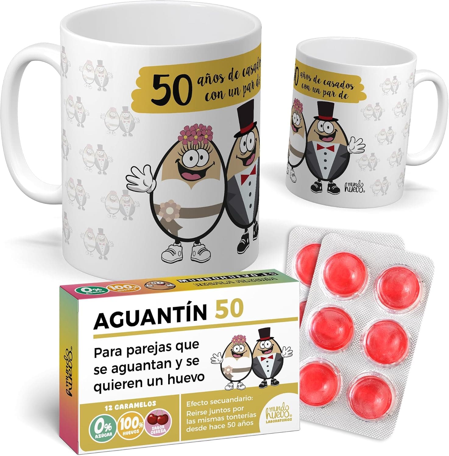 Taza blanca con la frase «50 años de casados con un par de huevos» junto a la caja de caramelos de broma
