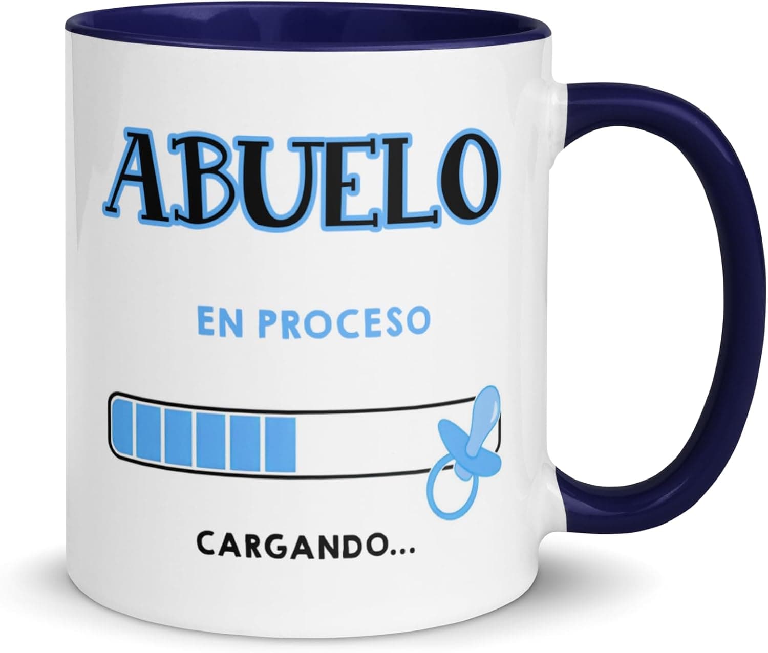 Taza blanca con interior y asa azul marino, con el texto «ABUELO en proceso» sobre una barra de carga y un chupete dibujado