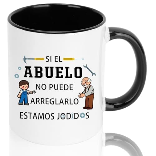 Taza blanca con interior y asa negros, con la frase «si el abuelo no puede arreglarlo estamos jodidos» ilustrada con dos figuras, un nieto con mono de trabajo y el abuelo con herramientas