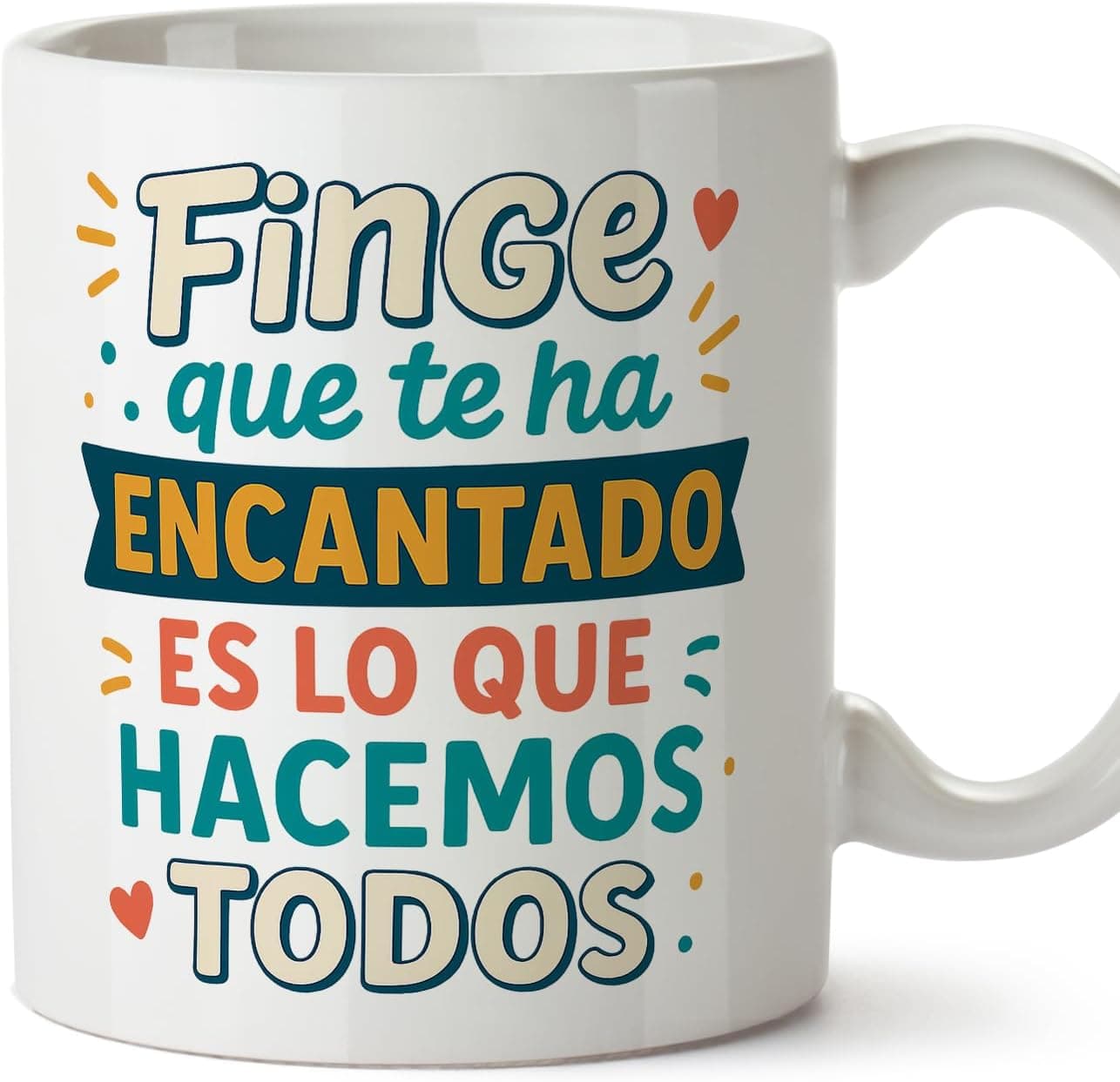 Taza blanca con la frase «Finge que te ha encantado es lo que hacemos todos» en letra manuscrita negra