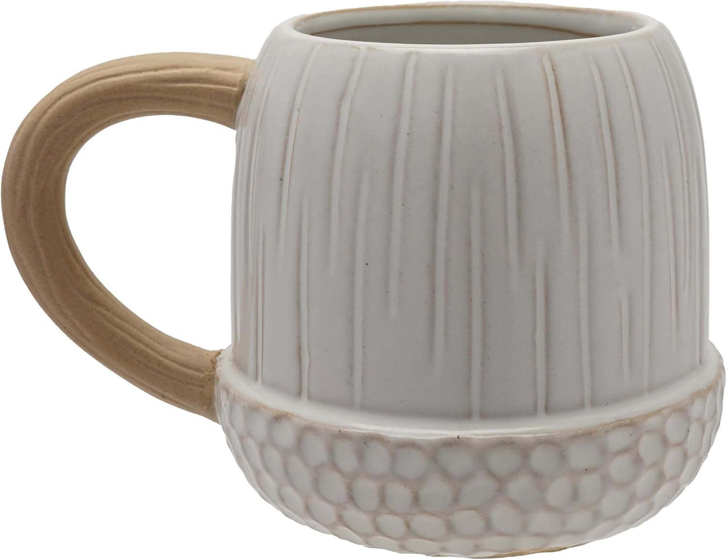 La taza blanca con forma redondeada de bellota y el asa marrón, imitando la textura de la cáscara