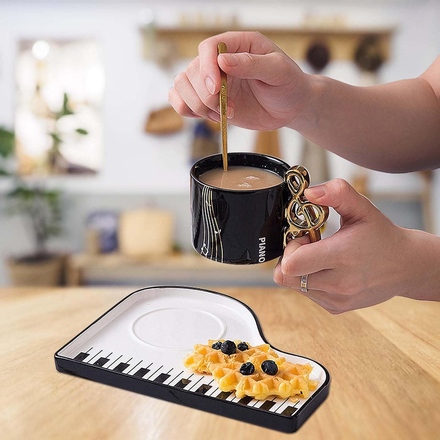 Taza de café con diseño de piano y notas musicales, foto 3
