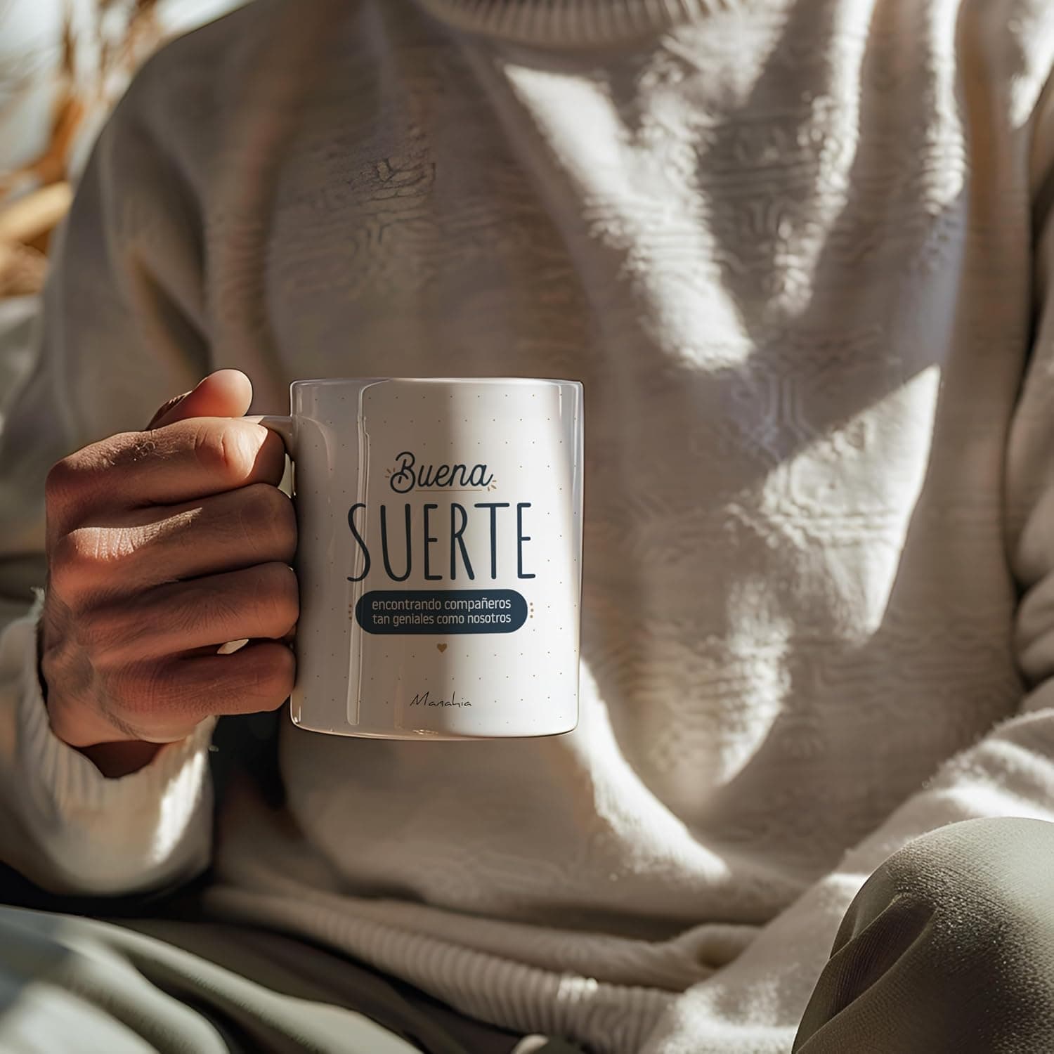 Alguien sujeta la taza con las dos manos, con un jersey de punto de fondo