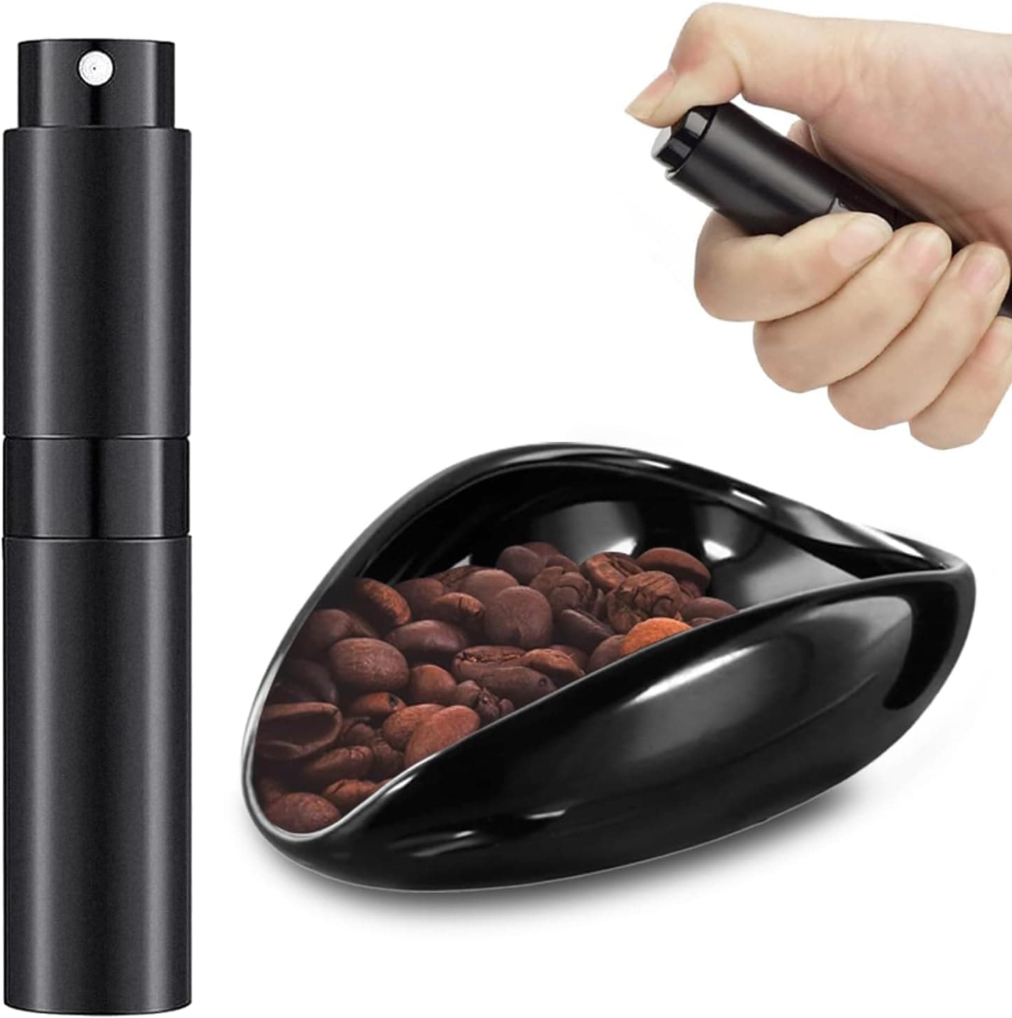 La taza dosificadora negra con la abertura en forma de U llena de granos de café, junto a la botella rociadora