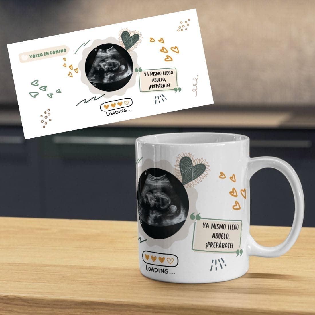 La misma taza junto a la tarjeta que la acompaña, con corazones y el texto del anuncio