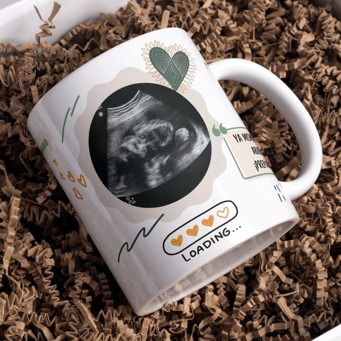 Taza blanca con la ecografía del bebé impresa dentro de un círculo y una barra de «loading» debajo