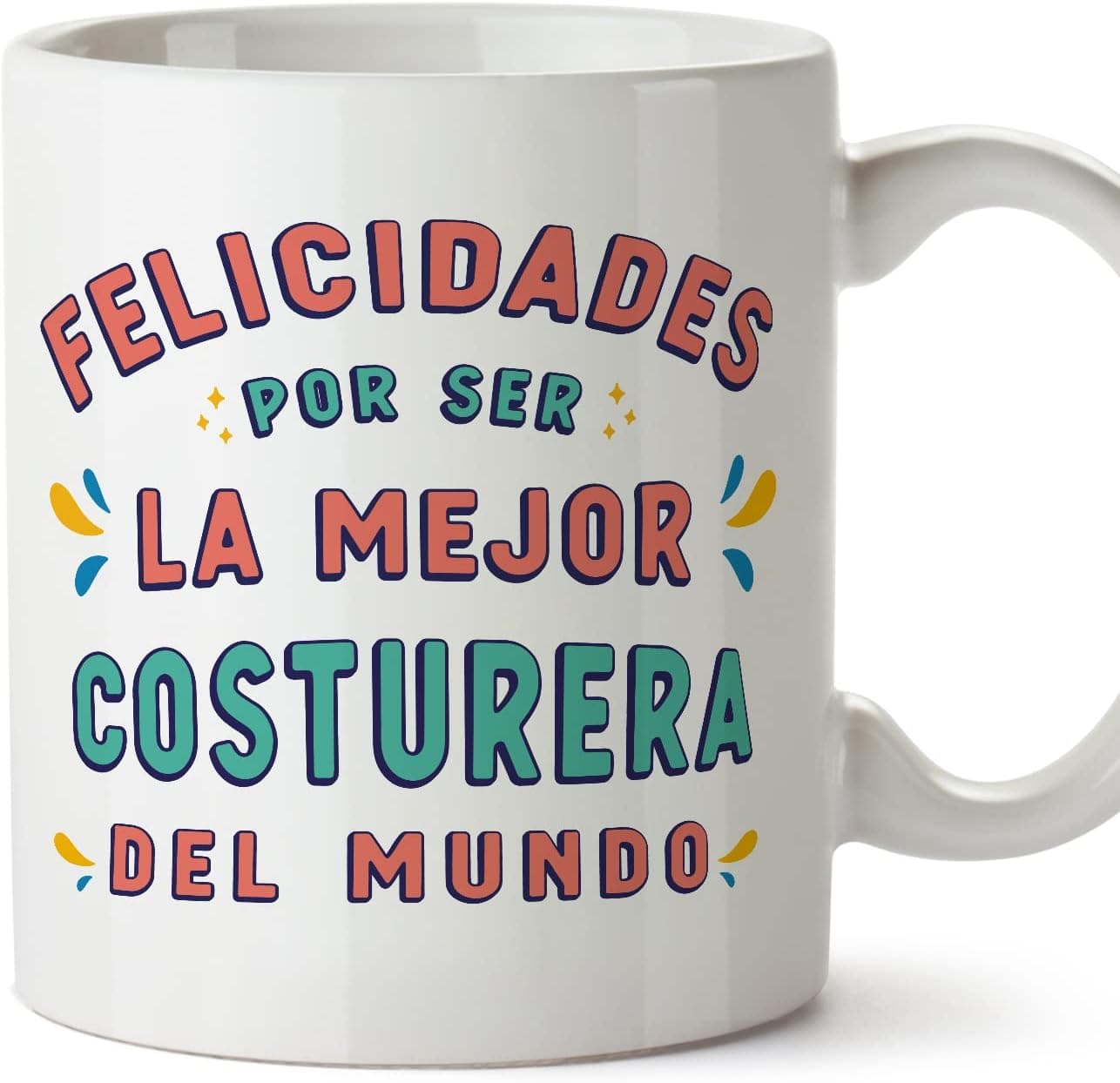 Taza blanca de cerámica con el mensaje «felicidades por ser la mejor costurera»