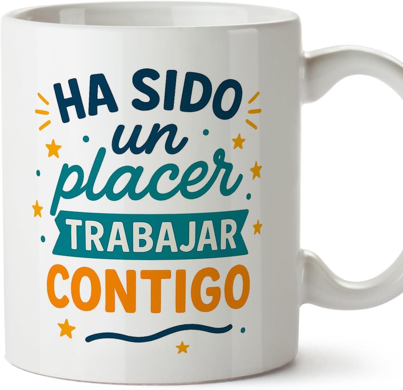 Dos manos sostienen la taza a la altura del pecho, sobre un jersey azul