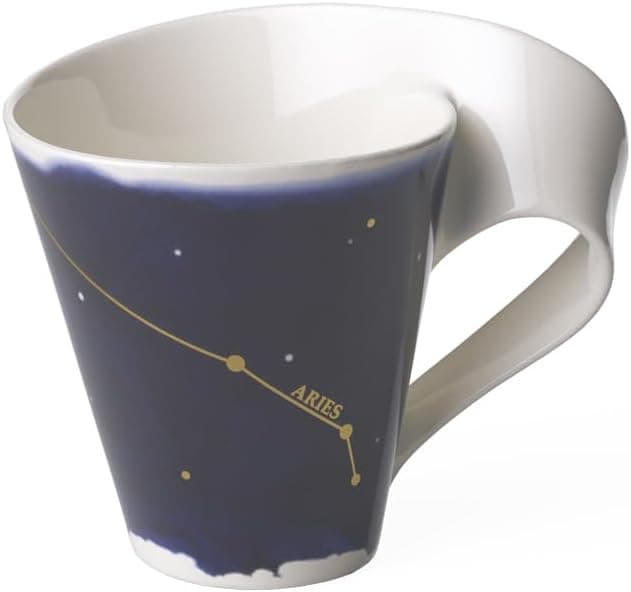 Taza de porcelana blanca y azul con la constelación de Aries dibujada en oro
