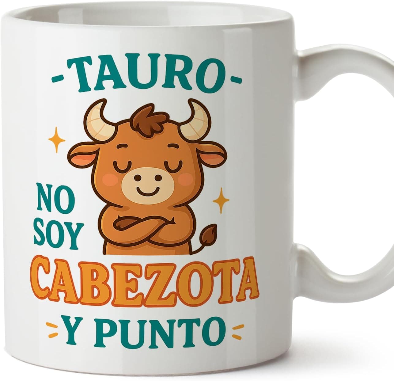 Taza blanca con un toro de dibujos animados con los brazos cruzados y el texto "Tauro, no soy cabezota y punto" en español