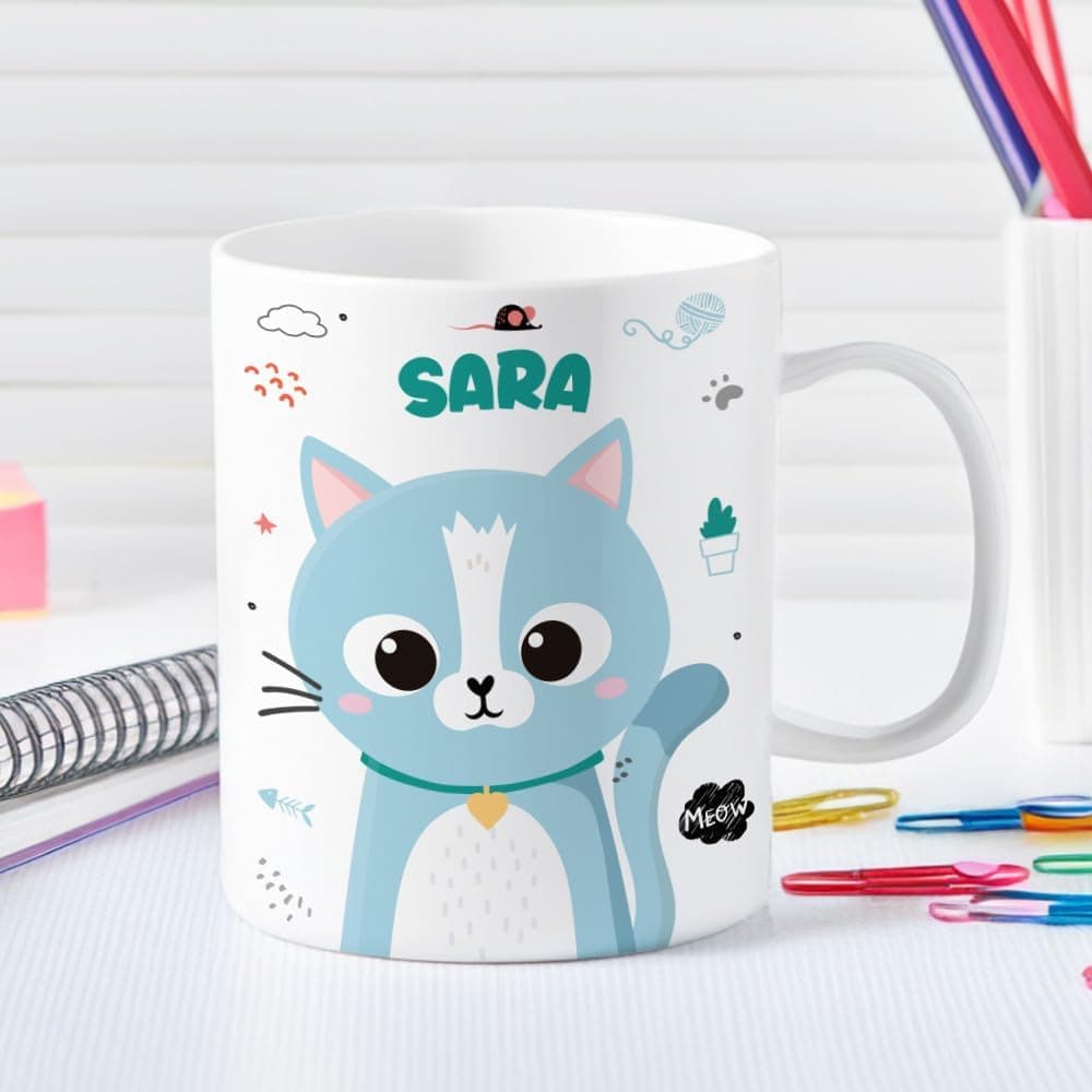 Taza infantil ilustrada con animales de colores y el nombre del niño personalizado