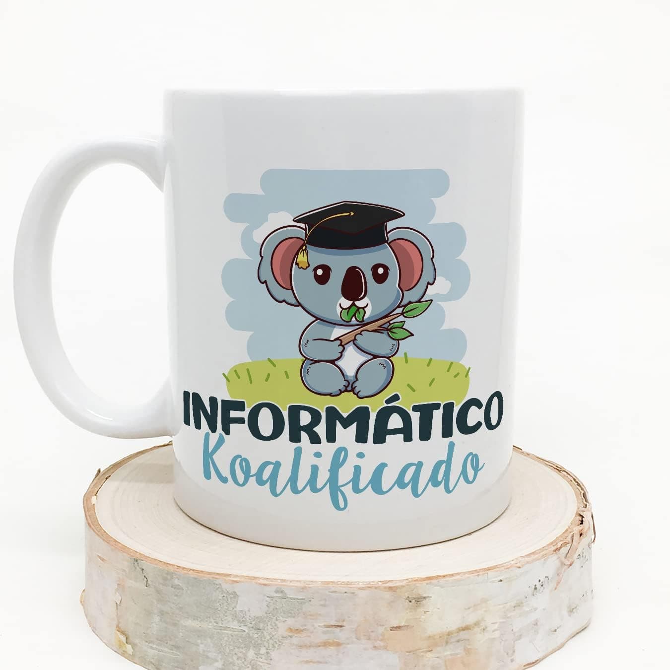 La misma taza vista de lado, apoyada sobre un tronco de abedul