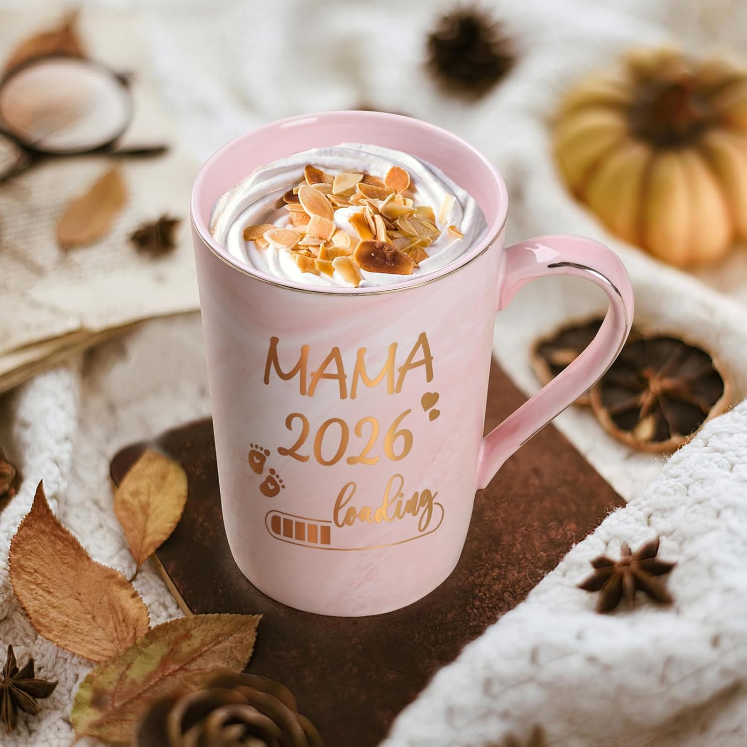 La taza llena y decorada sobre una mesa de otoño, con la cuchara dorada apoyada al lado