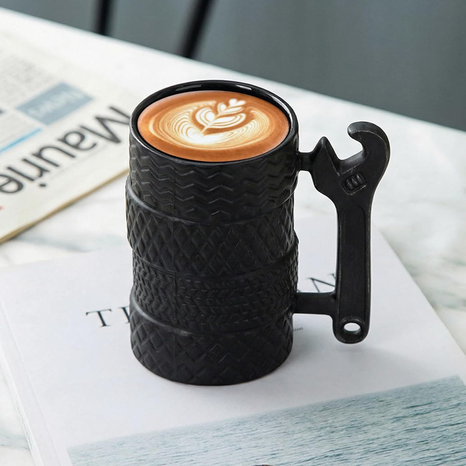 Taza de café con textura de neumático, estilo mecánico, foto 3