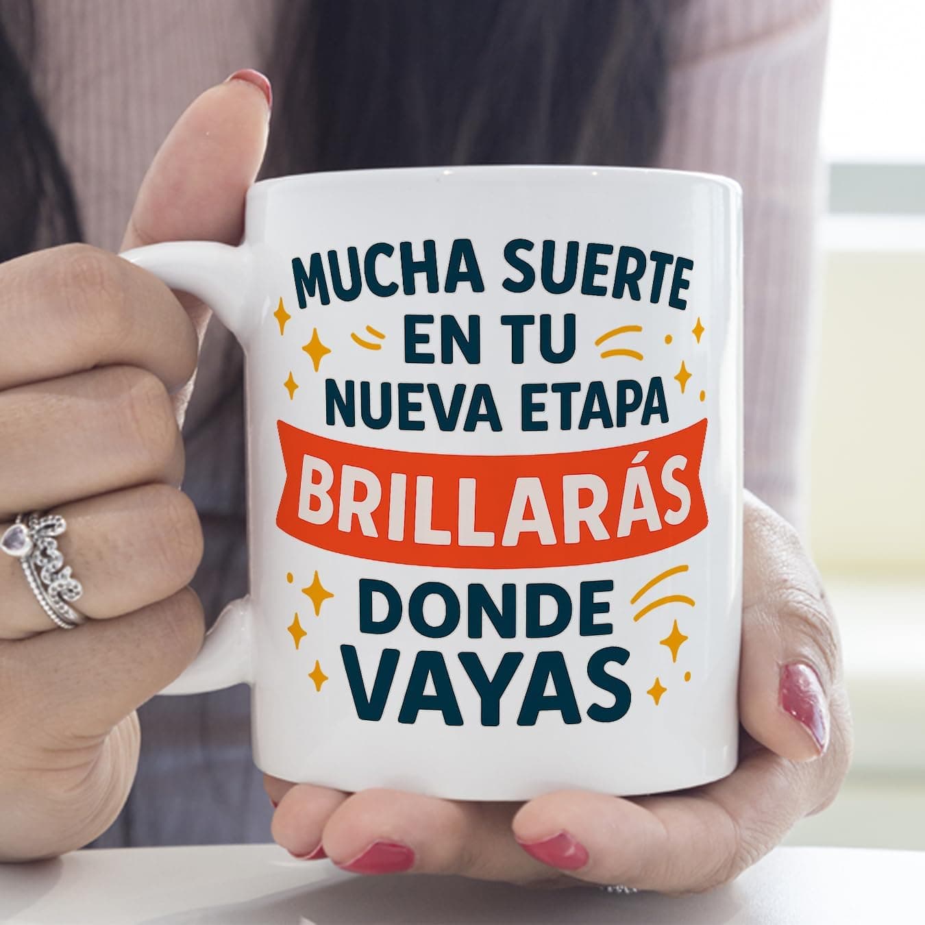 Unas manos sostienen la taza a la altura del pecho para dar idea del tamaño