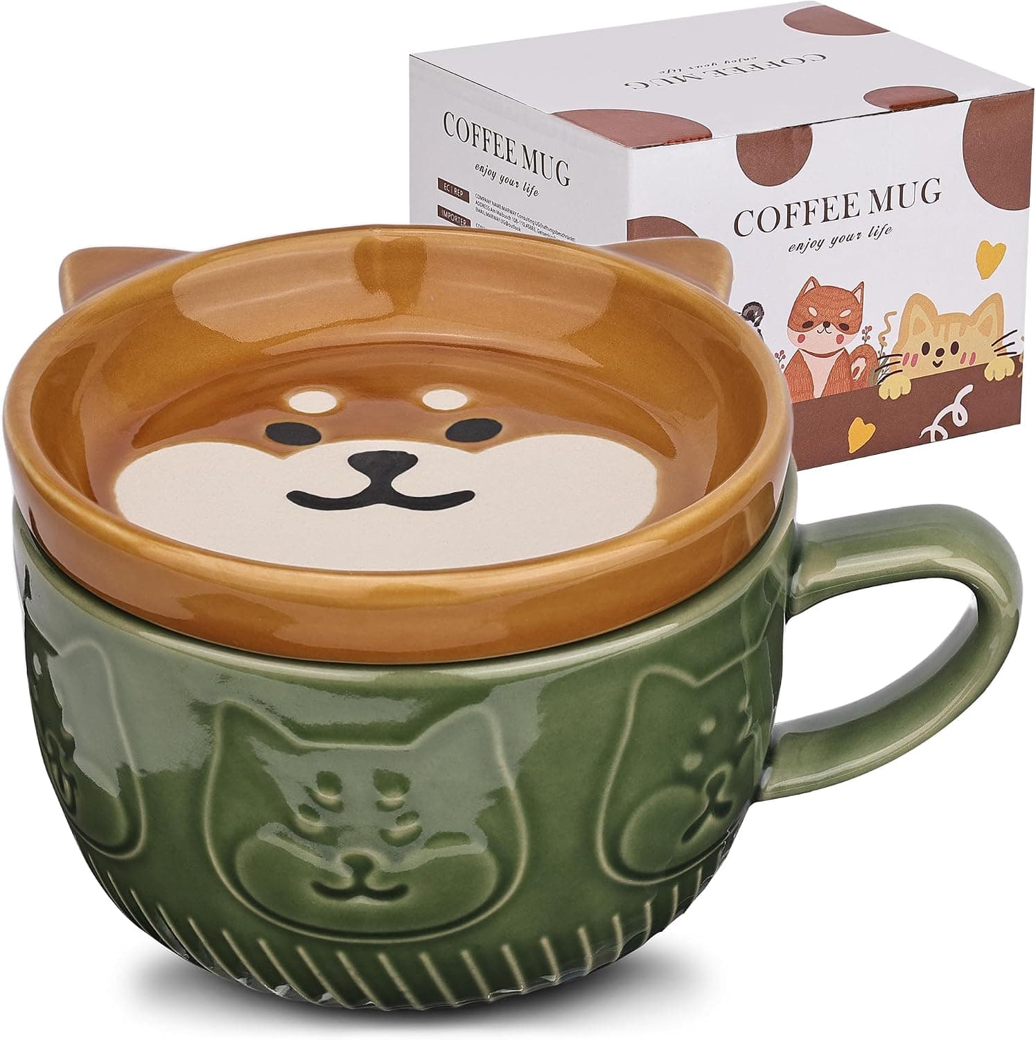 La taza verde con la cara de un perro en relieve en el cuerpo y la tapa con la cara del mismo perro haciendo de posavasos
