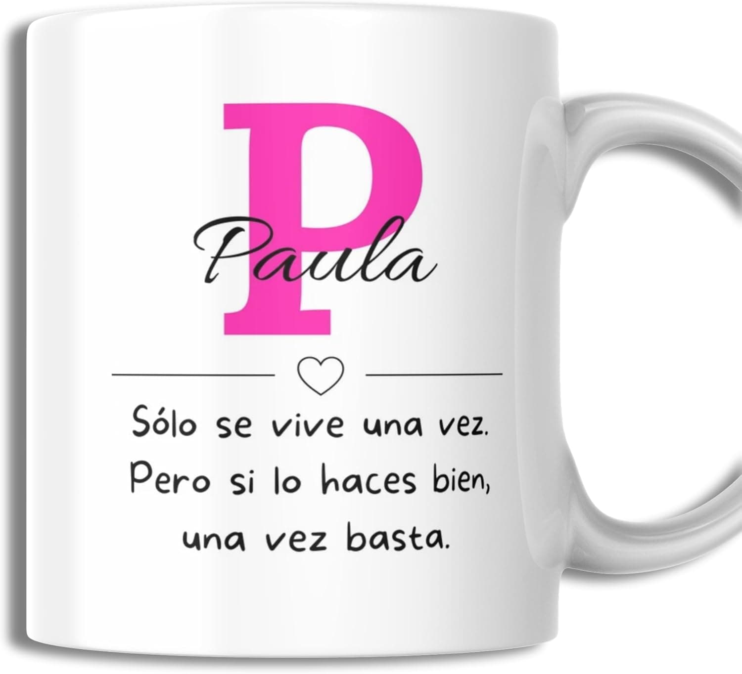 Taza blanca con una gran inicial rosa "P", el nombre "Paula" y la frase "Sólo se vive una vez. Pero si lo haces bien, una vez basta"