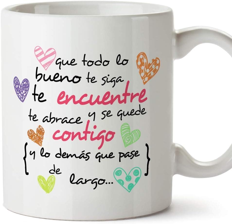 La taza sobre una mesa clara junto a una vela y unas nubes de azúcar