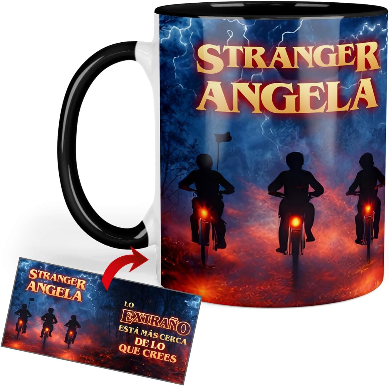 Taza negra con una escena nocturna de tres siluetas en bicicleta entre rayos, con el nombre "Angela" y el mensaje "Lo extraño está más cerca de lo que crees"