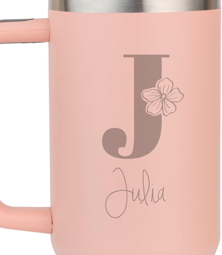 Taza térmica rosa de gran capacidad con la inicial grabada, sobre fondo blanco