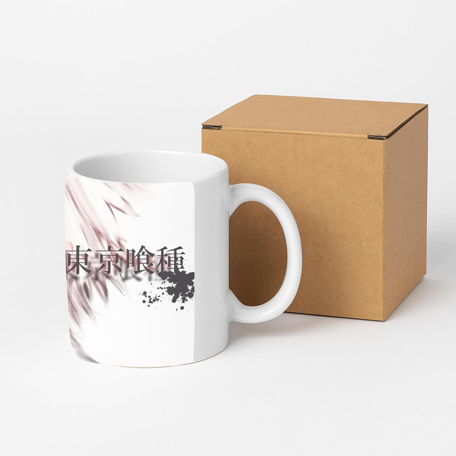 La taza blanca junto a su caja de regalo, con el título de la serie en japonés impreso en un lateral