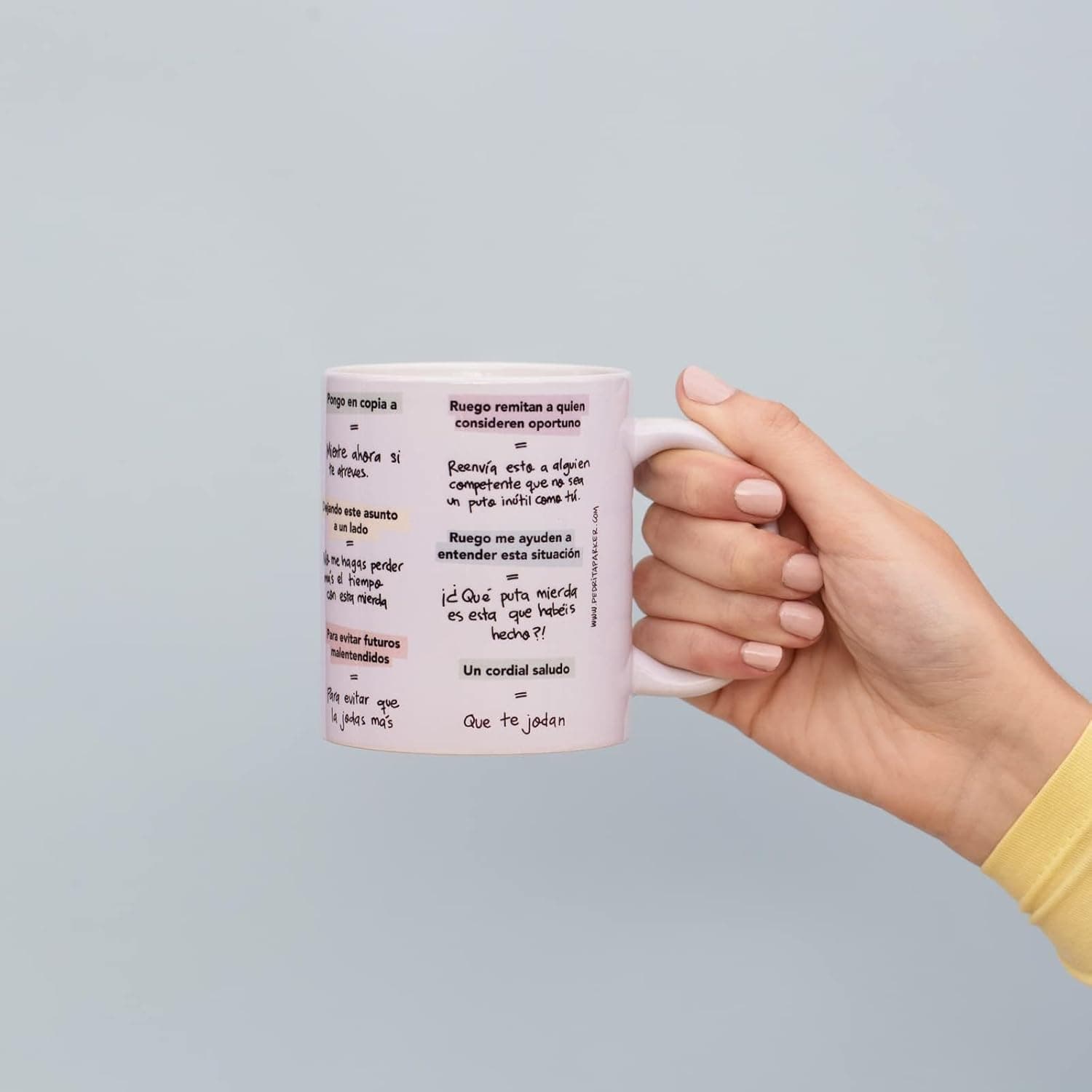 La taza de frente sobre fondo blanco, con el título en grande y el logotipo de Pedrita Parker