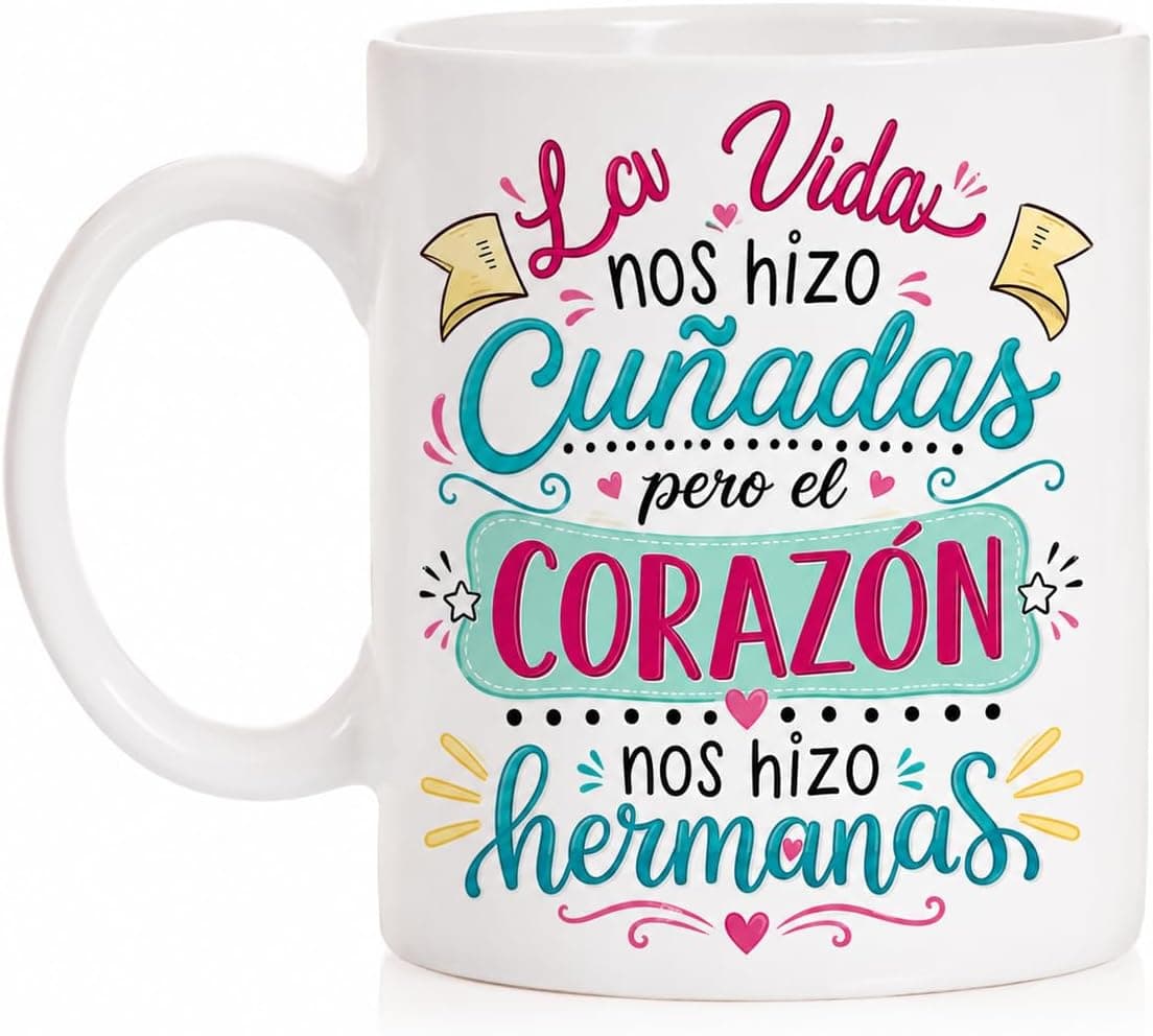 Taza blanca con la frase "La vida nos hizo cuñadas pero el corazón nos hizo hermanas" en letras de colores rosa, turquesa y amarillo