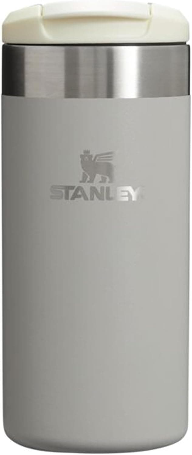 Termo de café Stanley en color gris ceniza con la tapa de bloqueo cerrada