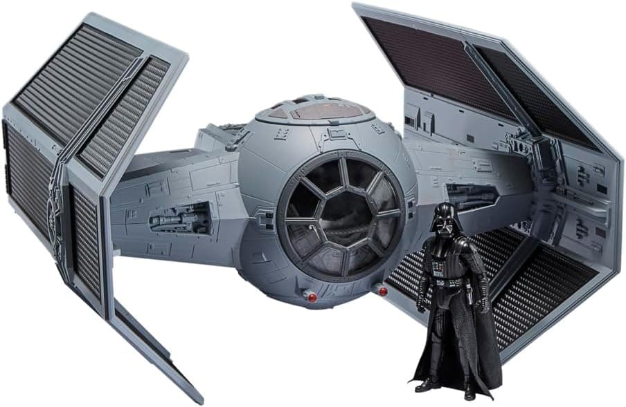 La nave TIE Advanced gris con sus dos paneles laterales desplegados y la figura de Darth Vader de pie delante, a escala