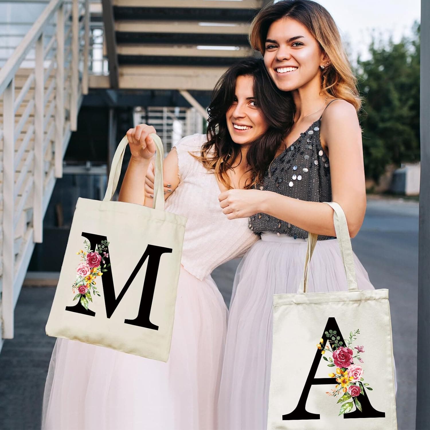 Tote bag con inicial y flores, más neceser a juego, de Sinekong, foto 2