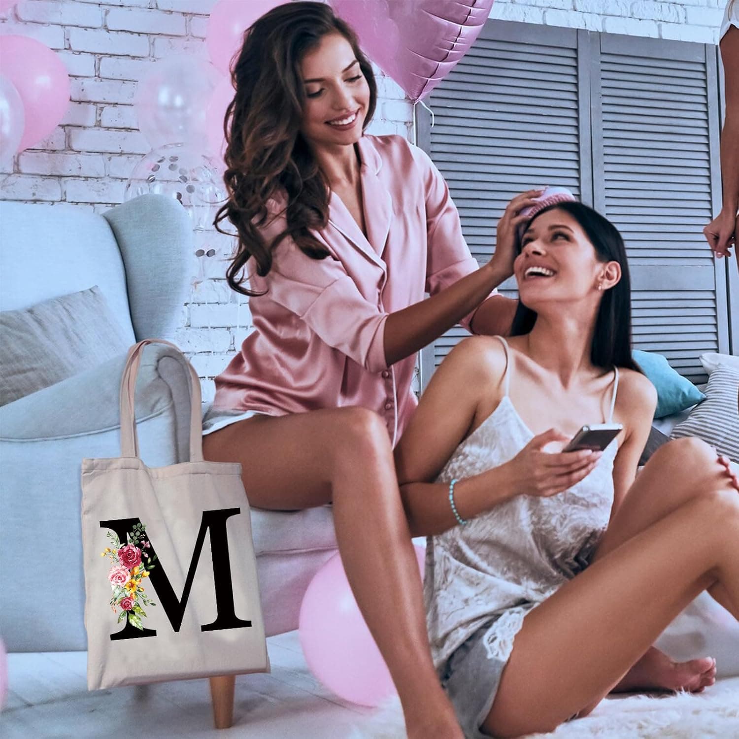 Tote bag con inicial y flores, más neceser a juego, de Sinekong, foto 3