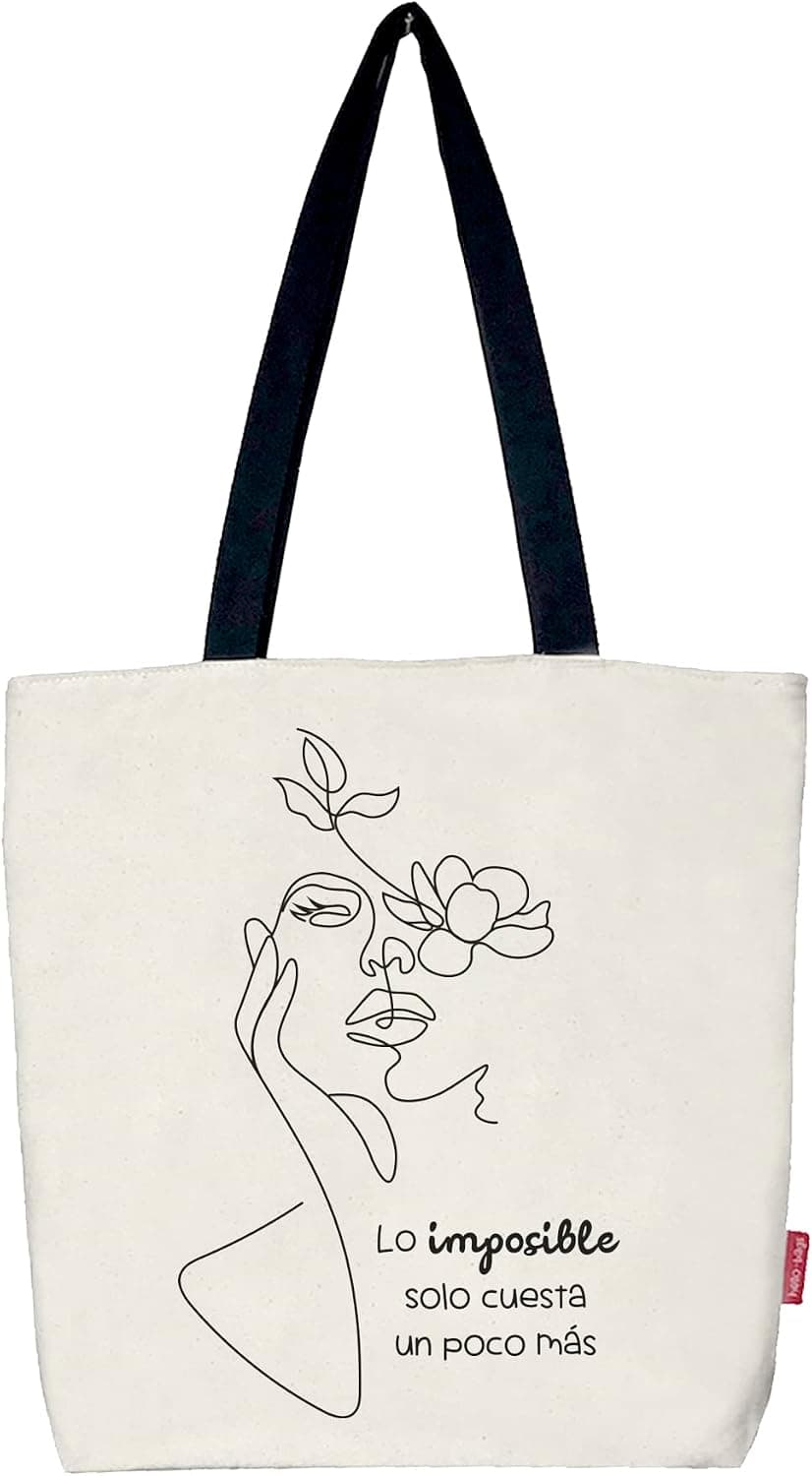 Bolso tote de algodón crudo con una ilustración de líneas de un rostro femenino con una flor y el mensaje "Lo imposible solo cuesta un poco más"