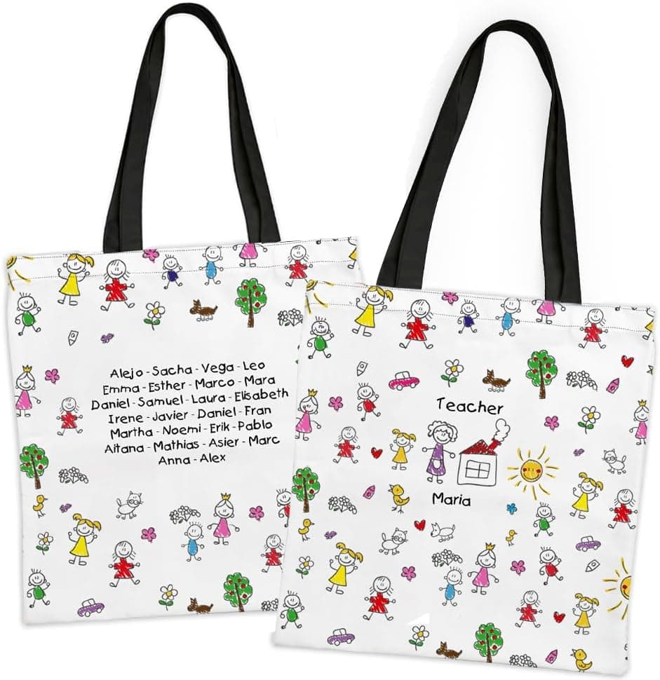 Dos tote bags de tela blanca con ilustraciones infantiles, una con una lista de nombres de alumnos y otra con el texto "Teacher Maria" y un dibujo de una profesora