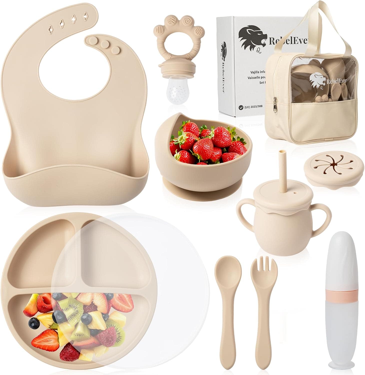 Set completo desplegado: babero con bolsillo, plato con ventosa, bol, vaso con pajita y asas, cubiertos, mordedor y bolsa de transporte de la marca RebelEver