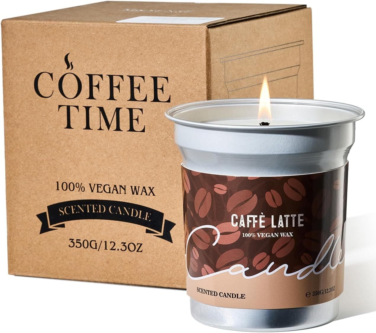 La vela encendida dentro de su lata de aluminio con la etiqueta de café con leche