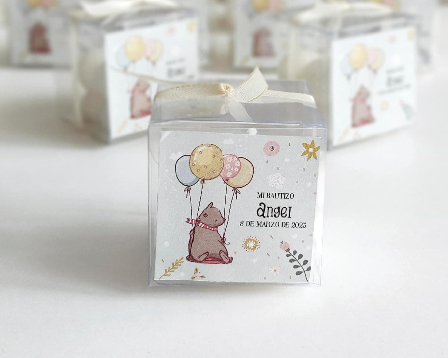 Vela aromática con forma de burbujas apiladas, de color claro, con aroma chai