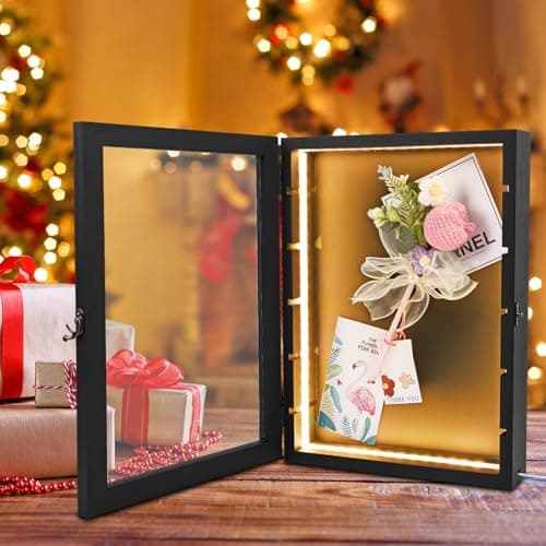 Colección expuesta con la luz encendida de noche