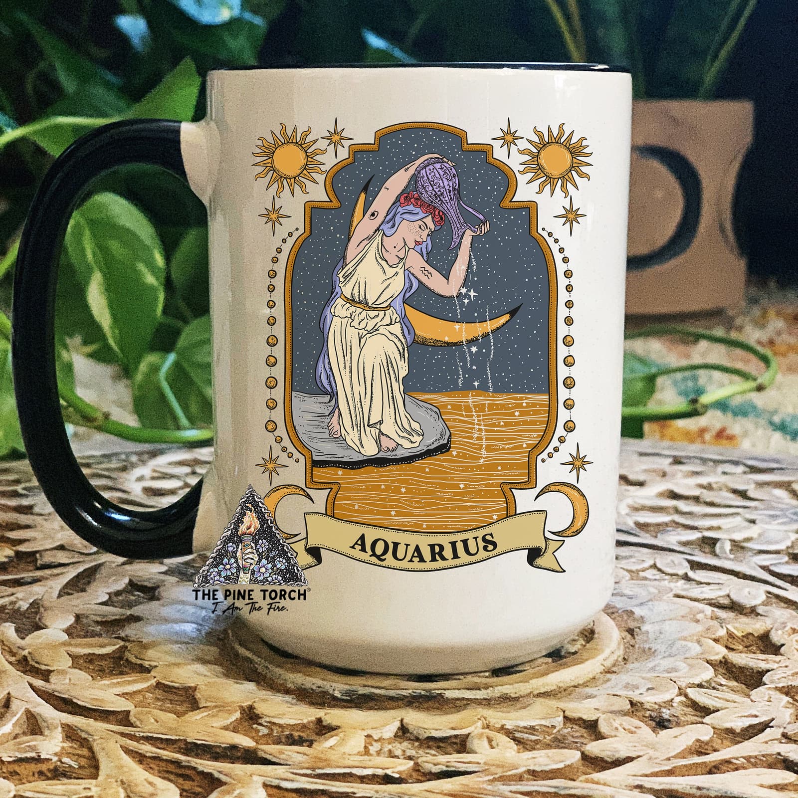 Taza blanca con asa negra y la ilustración de la diosa Acuario vertiendo estrellas sobre una media luna