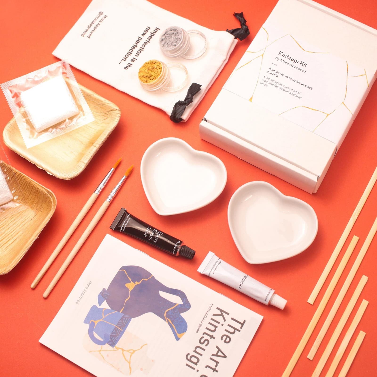 Kit de kintsugi con dos corazones de MoraApproved, para hacer en pareja