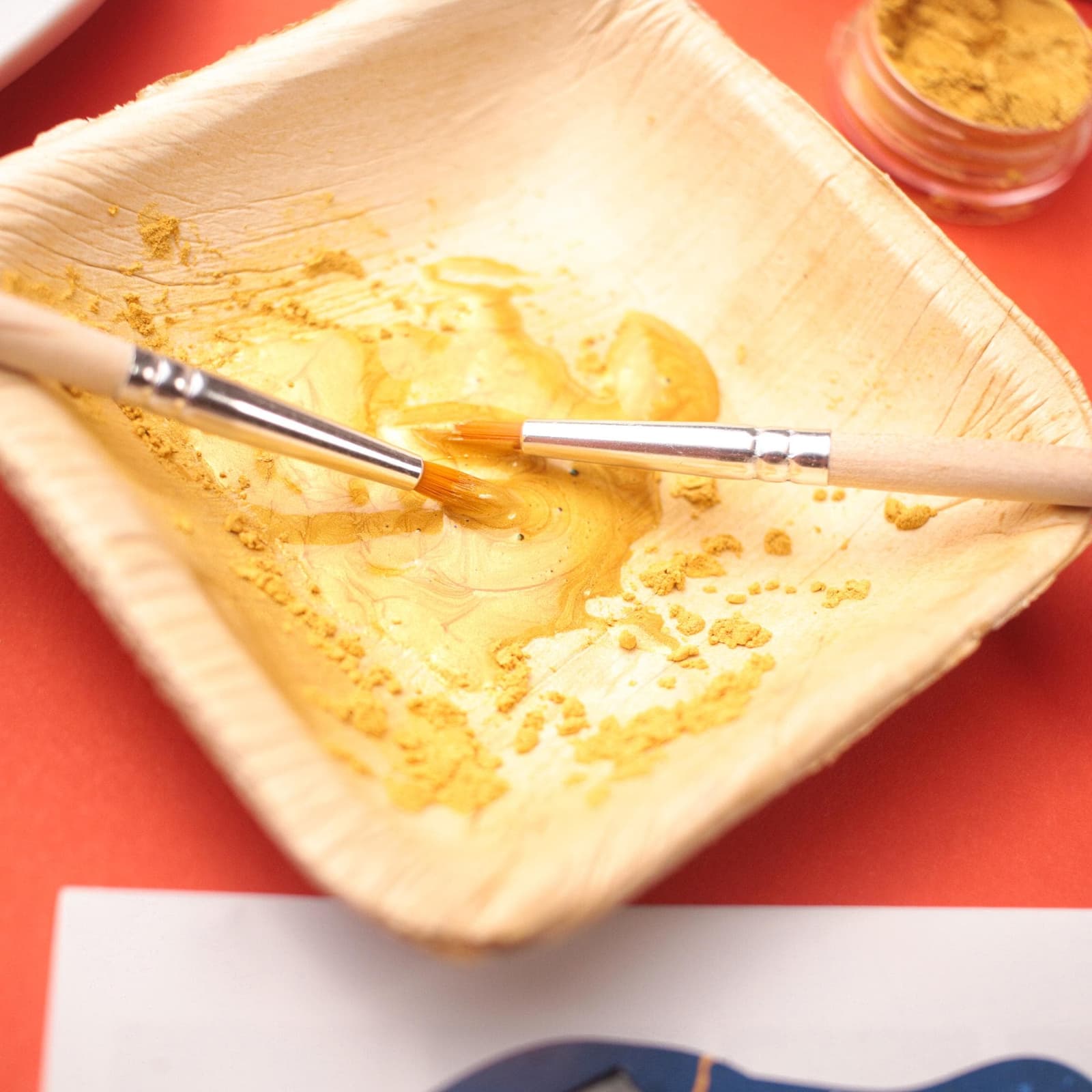 Corazones de kintsugi ya terminados con línea dorada