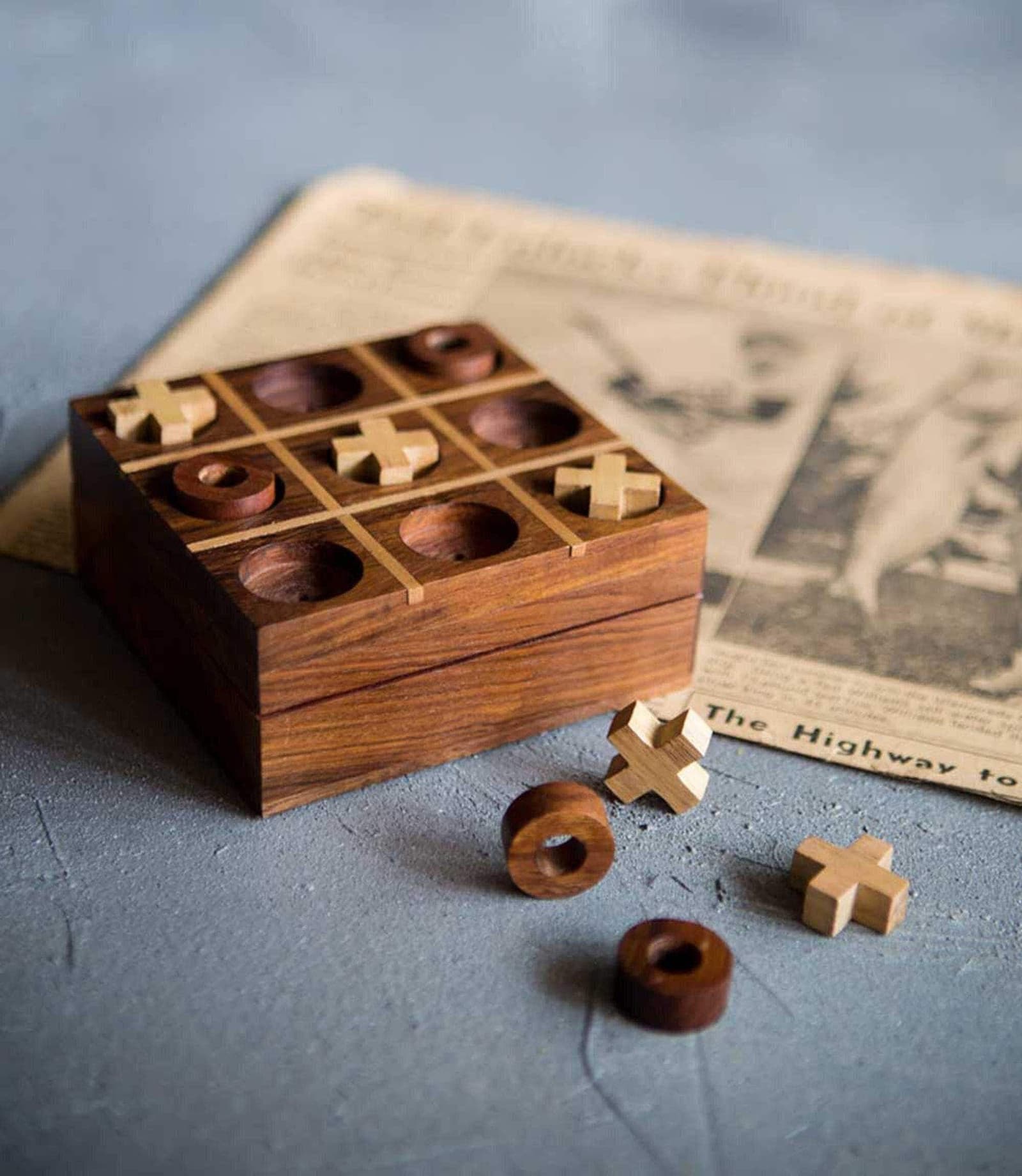 Juego de tres en raya de madera artesanal