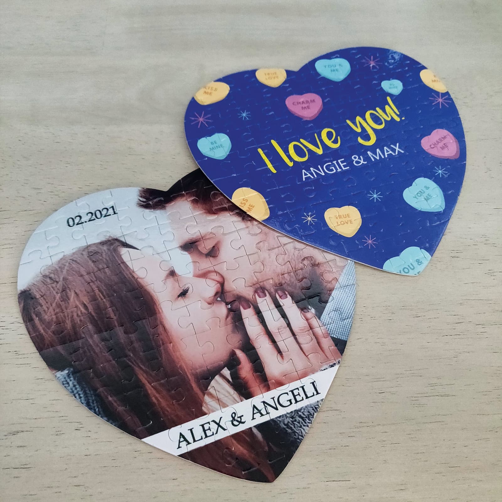 Puzzle con forma de corazón montado, con la foto de una pareja besándose y los nombres impresos abajo