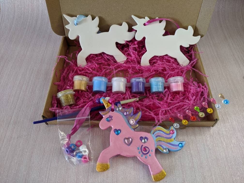 Kit para pintar dos unicornios de cerámica, de Kitchandkaboodlekits
