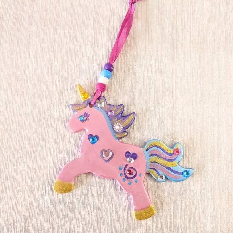 Unicornios terminados con purpurina y gemas