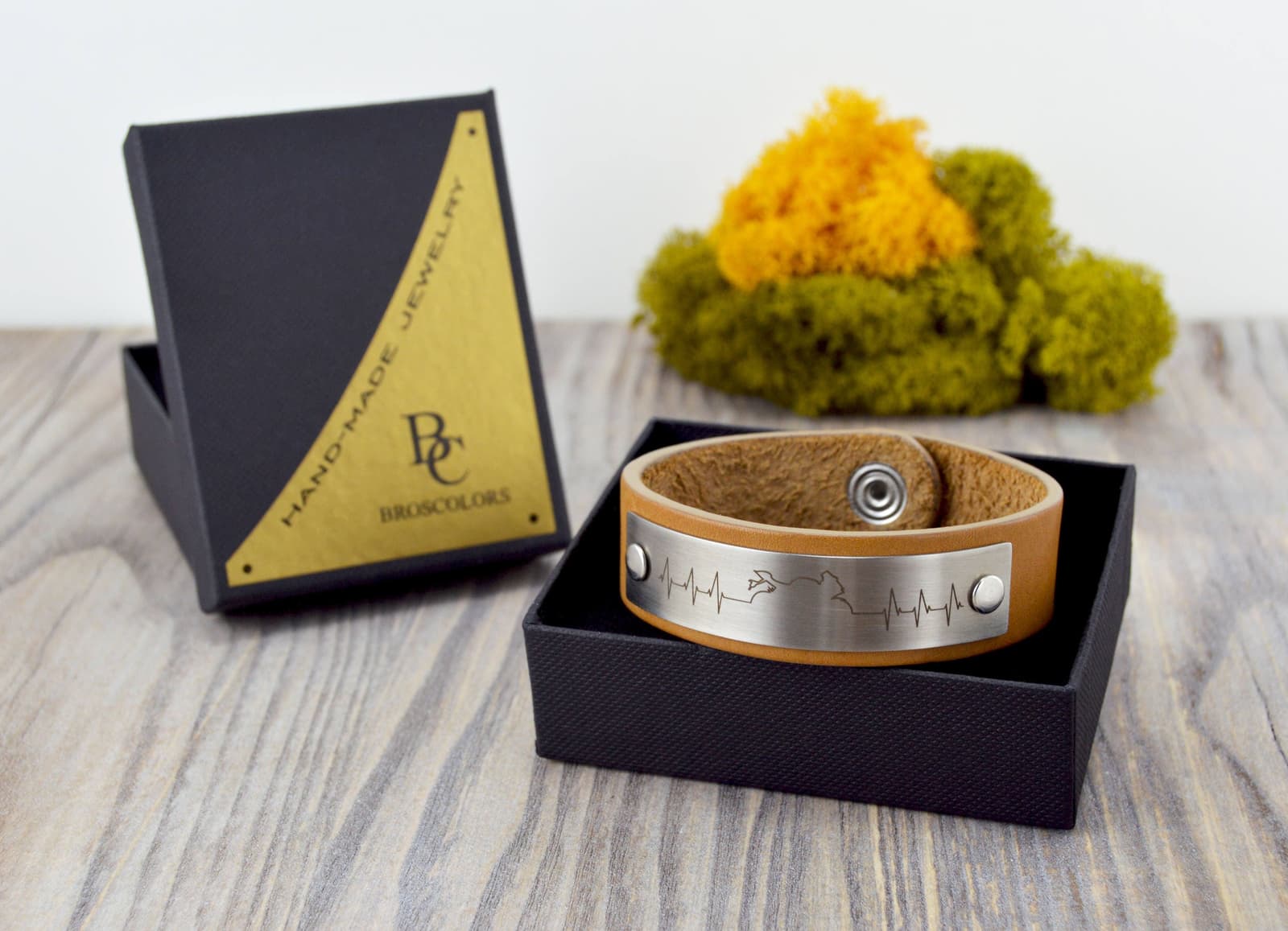 Pulsera de cuero marrón para moto grabada