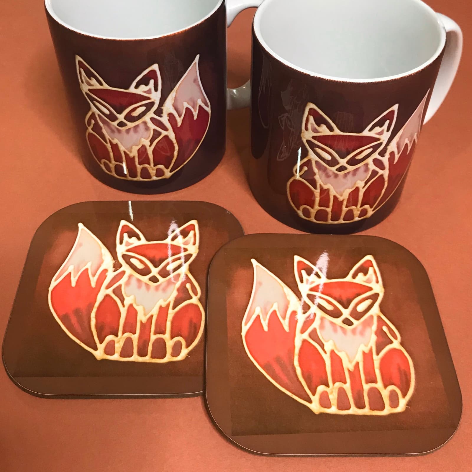 Detalle del posavasos con el diseño de zorro