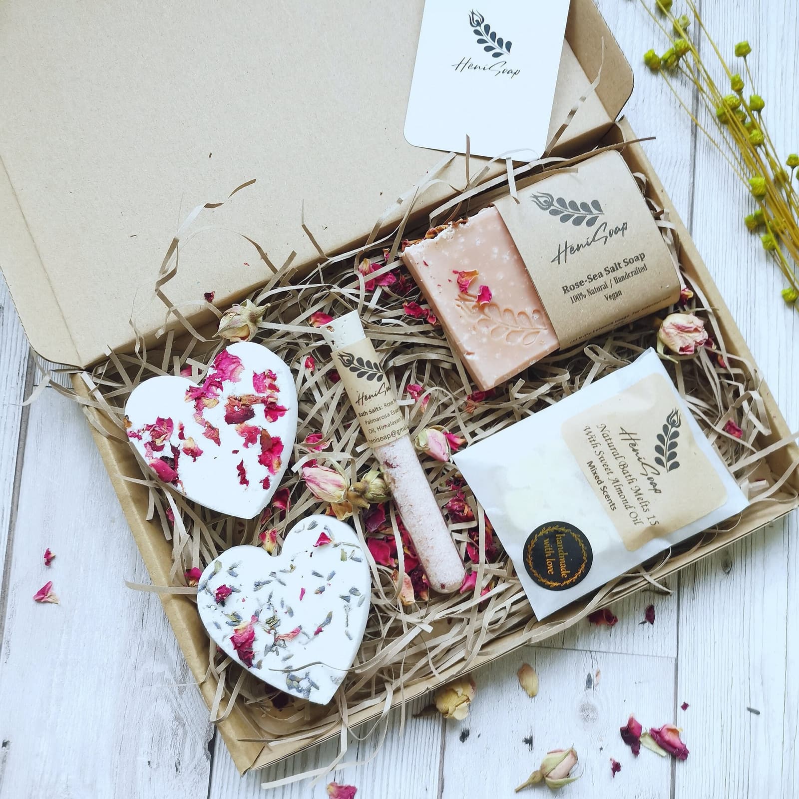 Set de spa vegano de HeniSoap con bombas de baño en forma de corazón