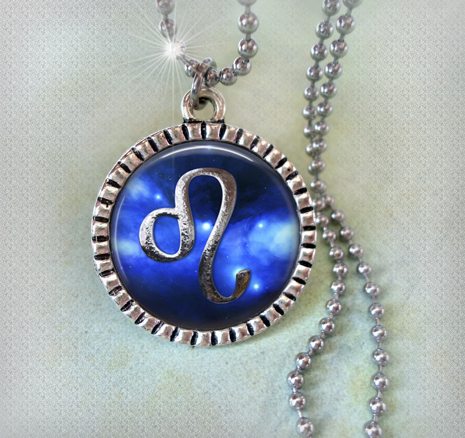 Collar con colgante del signo Leo