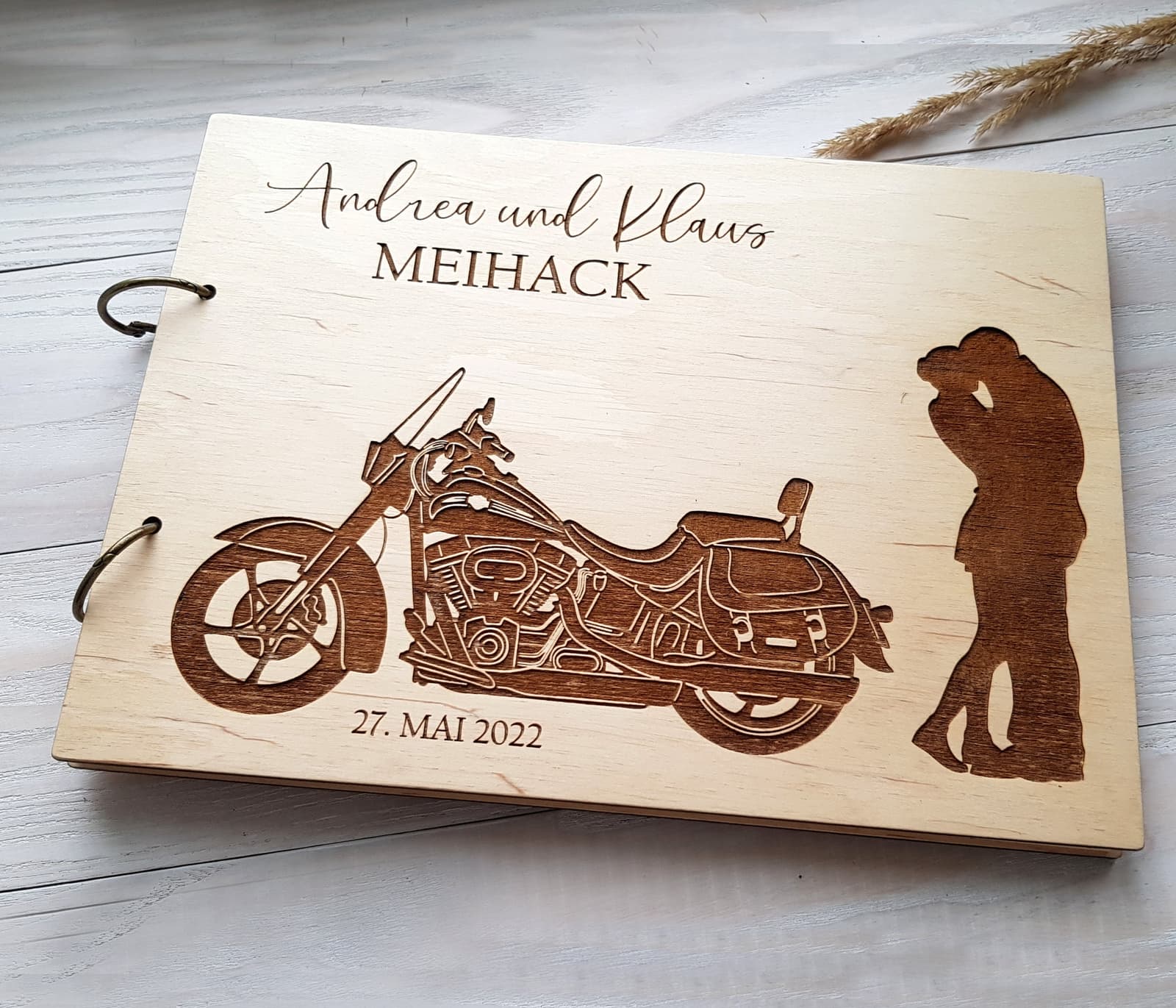 Álbum de boda de madera para pareja motera, foto 4