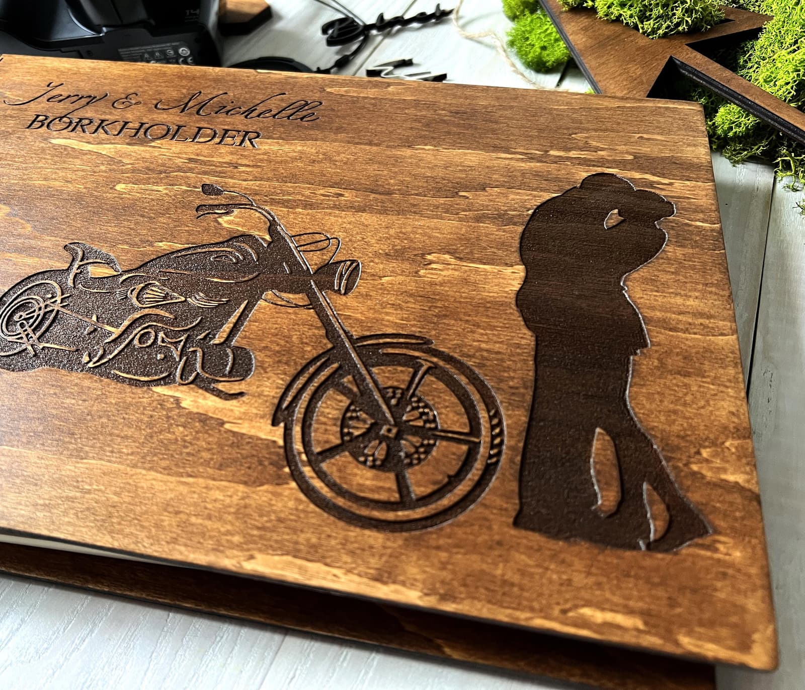 Álbum de boda de madera para pareja motera, foto 7